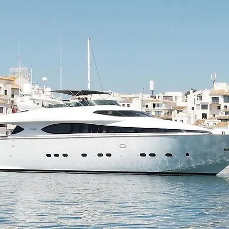 Super Yacht Located In Puerto Banus بوتيل ماربيا