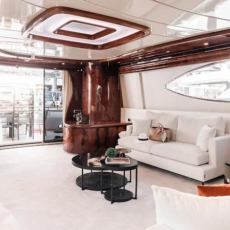 Super Yacht Located In Puerto Banus بوتيل