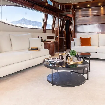 船屋 Super Yacht Located In Puerto Banus *