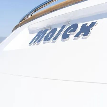 Super Yacht Located In Puerto Banus 船屋 马尔韦利亚