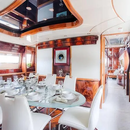 Super Yacht Located In Puerto Banus * 马尔韦利亚