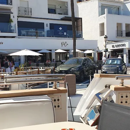 船屋 Super Yacht Located In Puerto Banus 马尔韦利亚