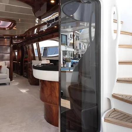 Super Yacht Located In Puerto Banus 马尔韦利亚