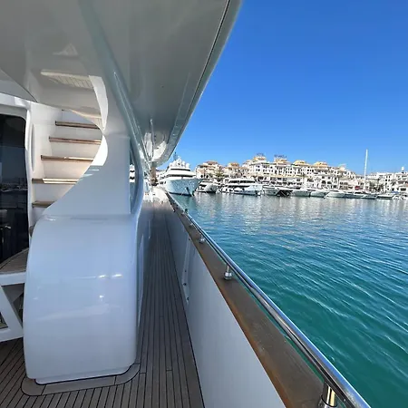 船屋 Super Yacht Located In Puerto Banus 马尔韦利亚