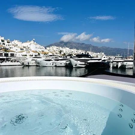 Super Yacht Located In Puerto Banus 马尔韦利亚